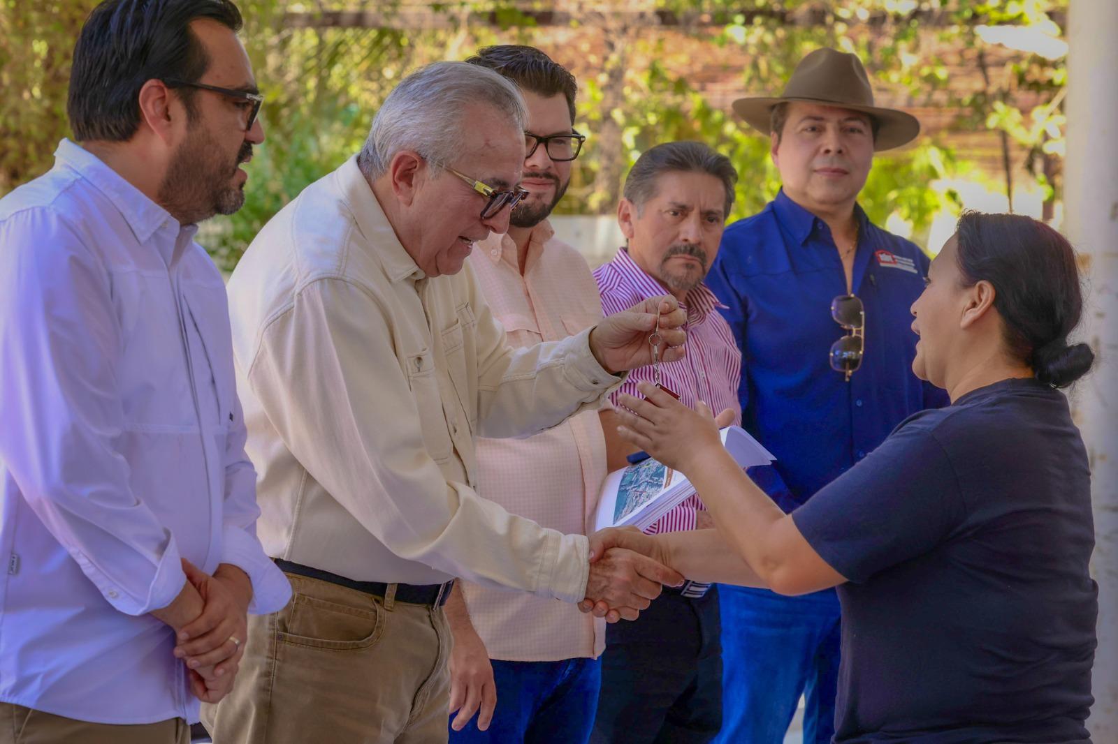 $!Entregan calles pavimentadas y electrificación a ciudadanos de El Salado