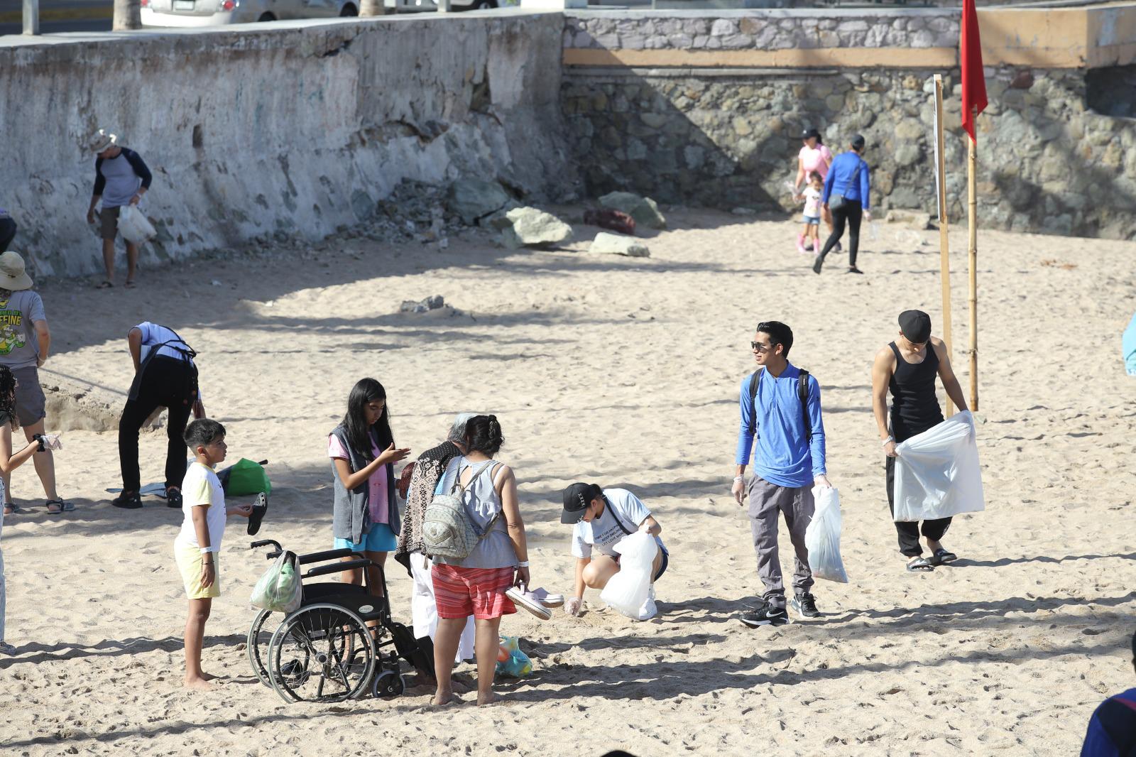 $!Se reúnen decenas a limpiar playa Olas Altas en Mazatlán por el Día de la Tierra