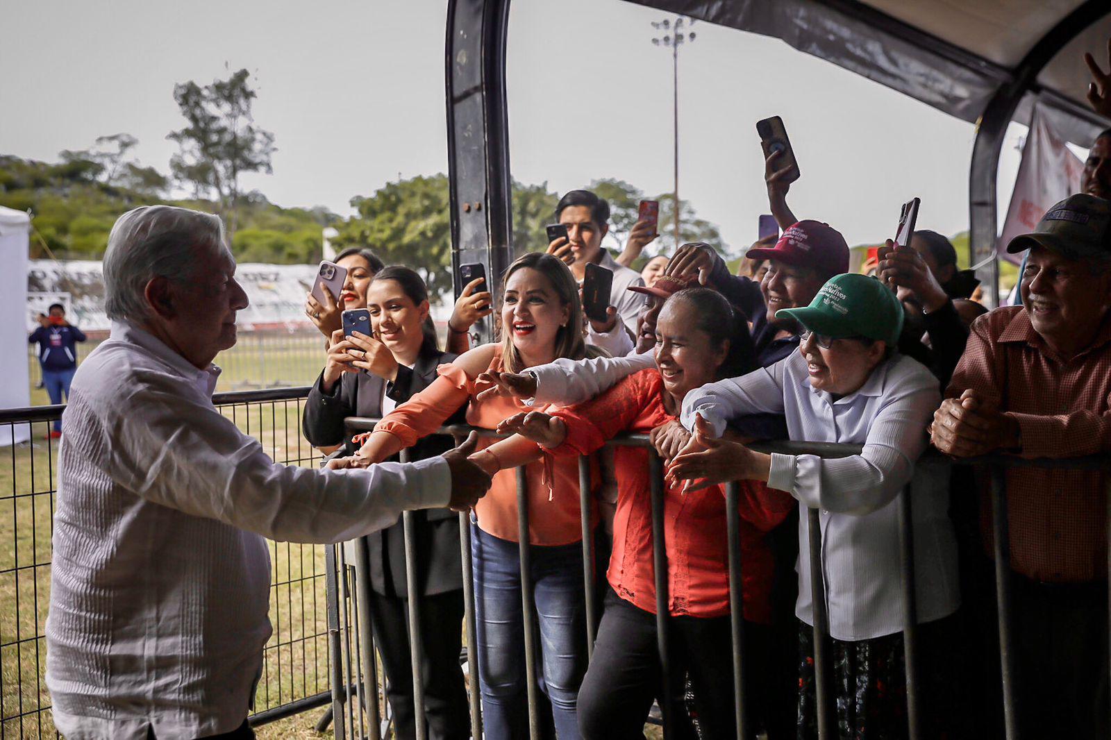 $!Viene bien ‘relevo generacional’, asegura AMLO en Badiraguato; arenga hablando de pensiones