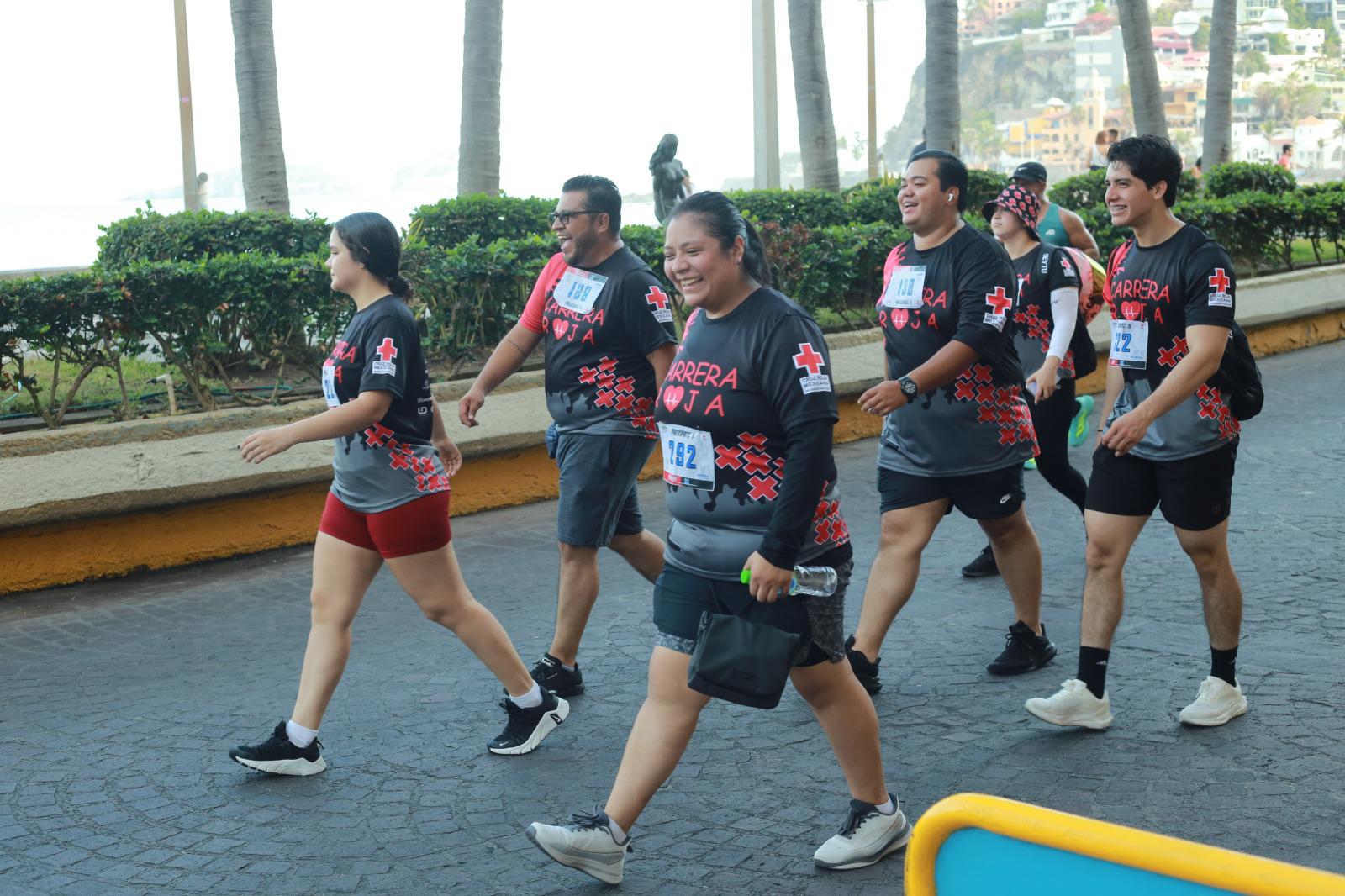 $!Jesús y Norma Labrador imponen su ley en la Carrera Roja 2026 en Mazatlán