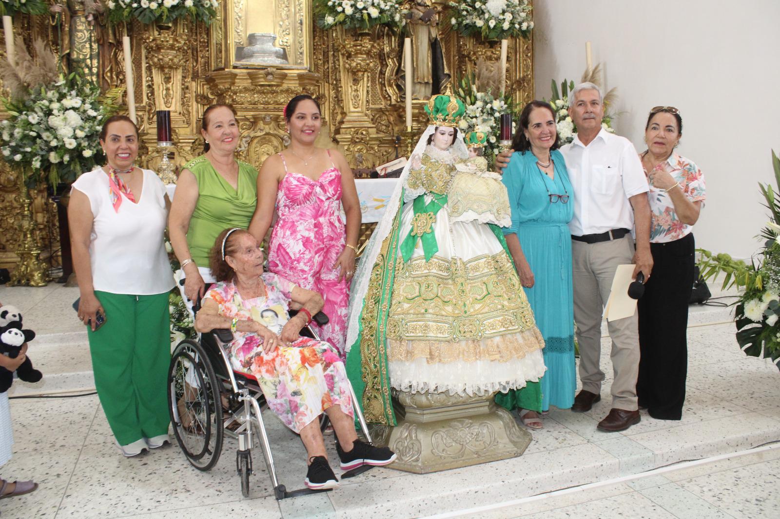 $!Vestir a la Virgen del Rosario: historia de devoción y gratitud de cuatro generaciones