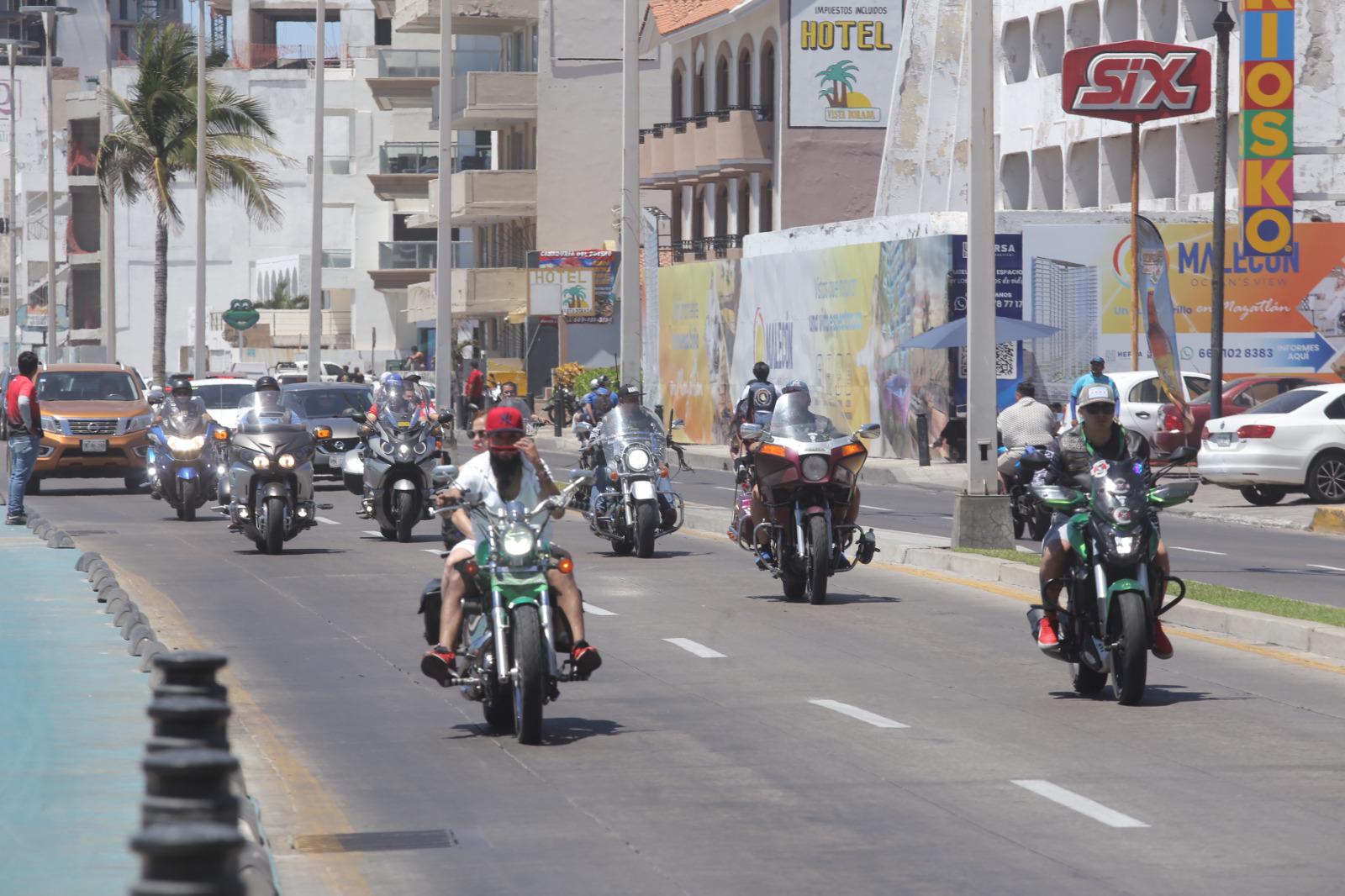 $!Bikers nacionales se apoderan de la zona turística de Mazatlán