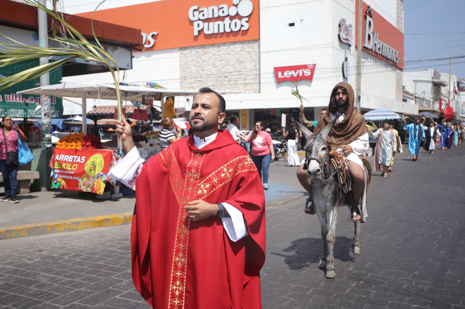 $!Realizan jóvenes del Pajuma procesión del Domingo de Ramos, en Mazatlán