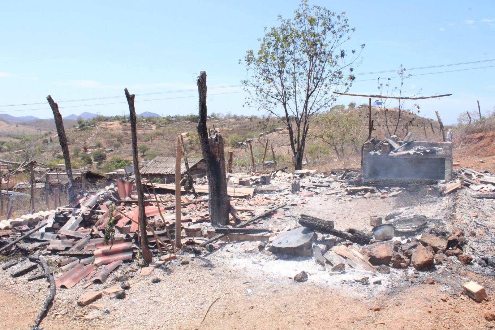 $!En invasión de Rosario denuncian robos, pero ladrones regresan y queman vivienda