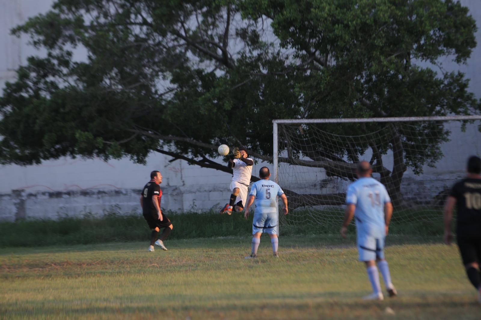 $!IMSS-Umepa se ciñe el campeonato de la Liga de Futbol Intermédicos