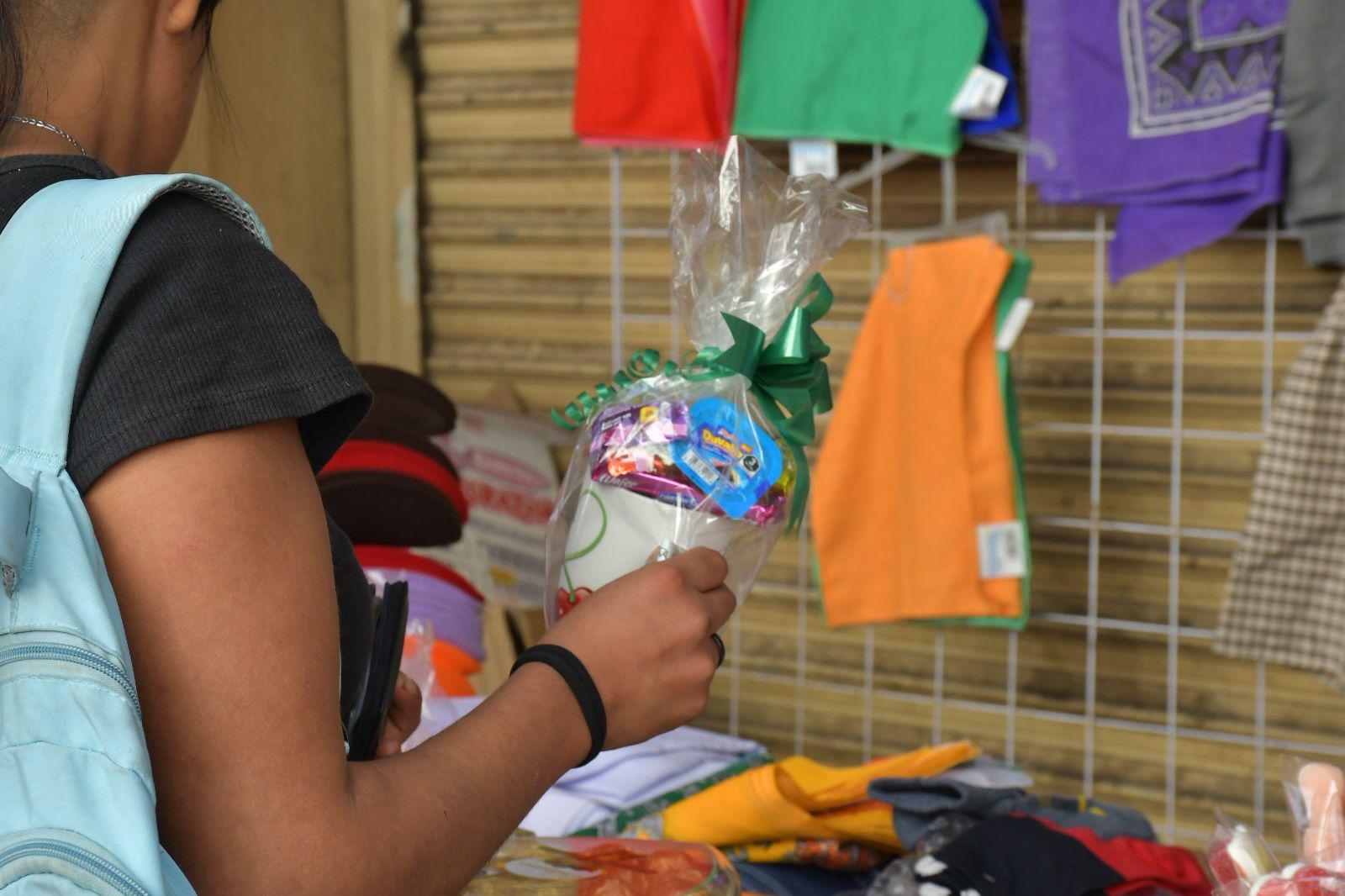 $!Comerciantes de Culiacán comienzan ventas de San Valentín pese a baja demanda