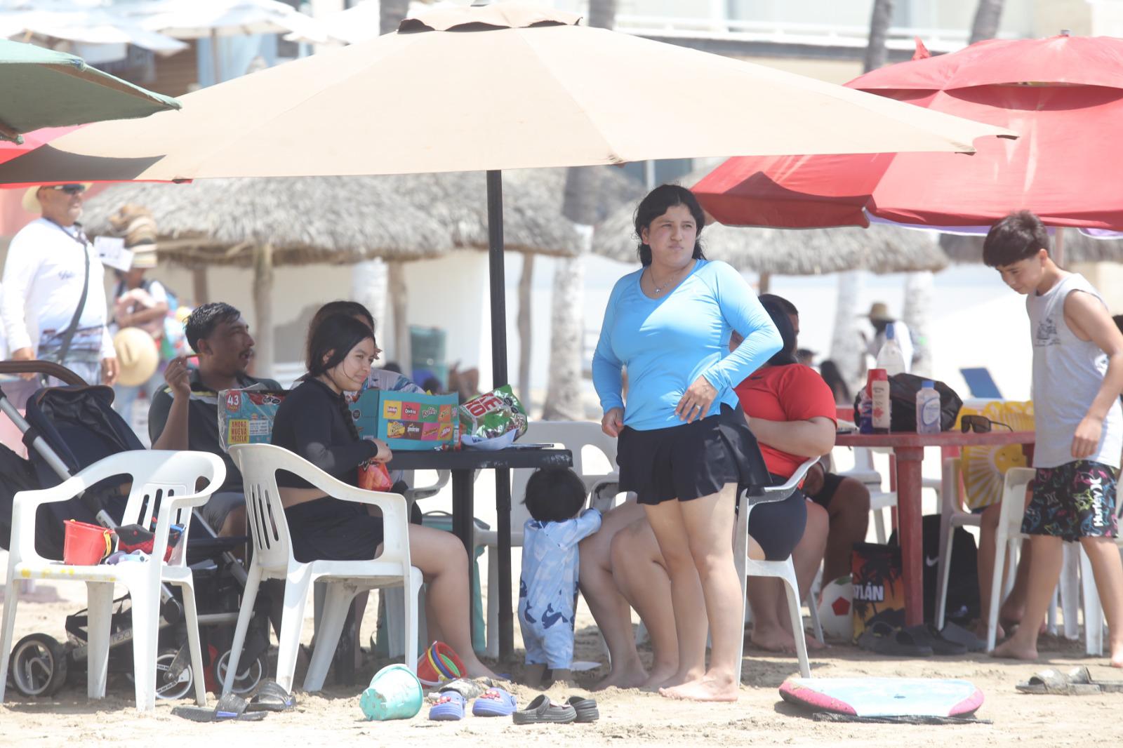 $!Disfrutan cientos de personas de playas y atractivos de Mazatlán en este Domingo de Ramos