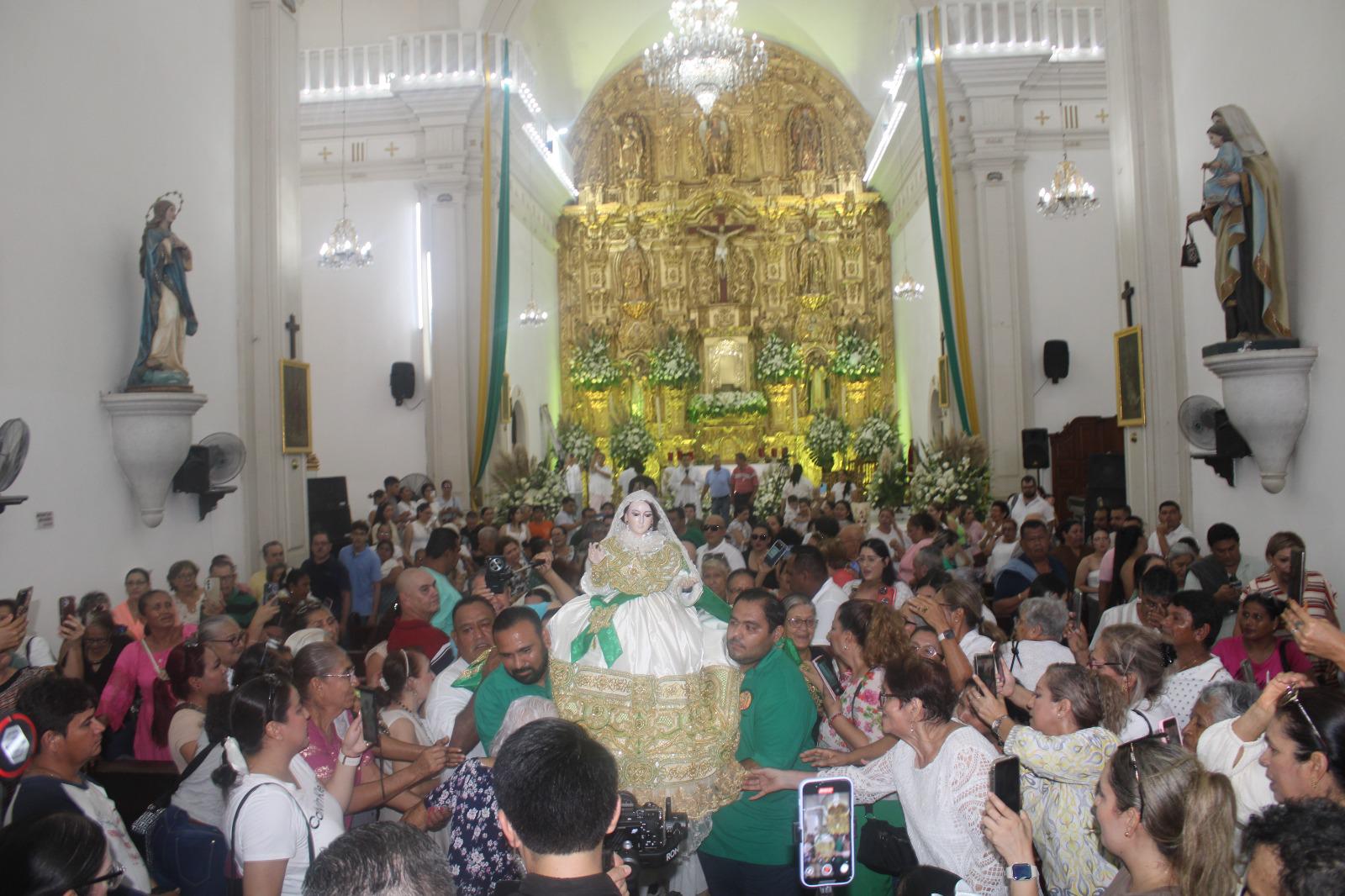 $!Intenso calor aviva fervor en feligreses durante la edición 294 de la solemnidad de la Virgen del Rosario