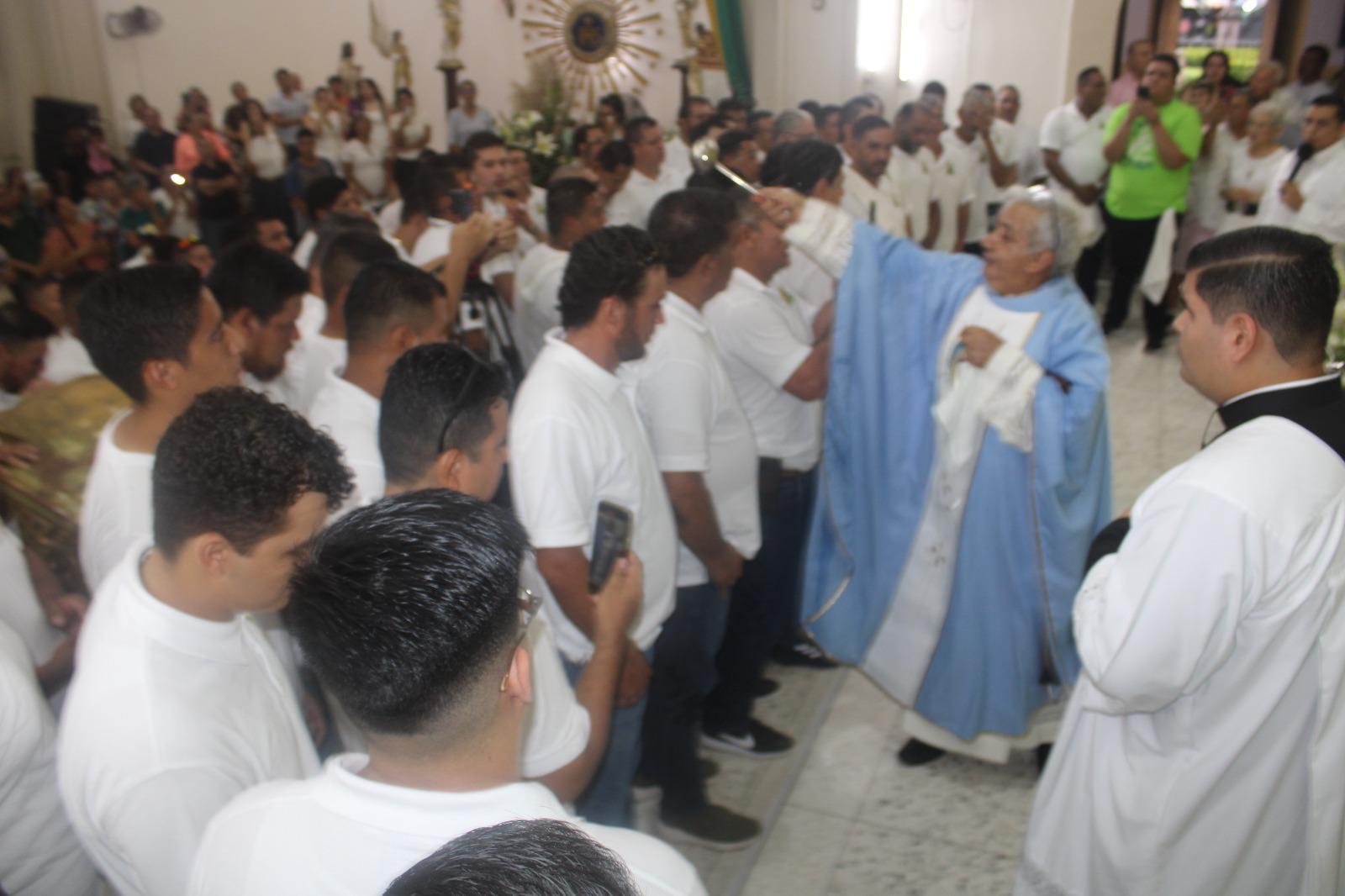 $!Realizan titánica labor cargadores y valla de jóvenes durante romería en la virgen del Rosario