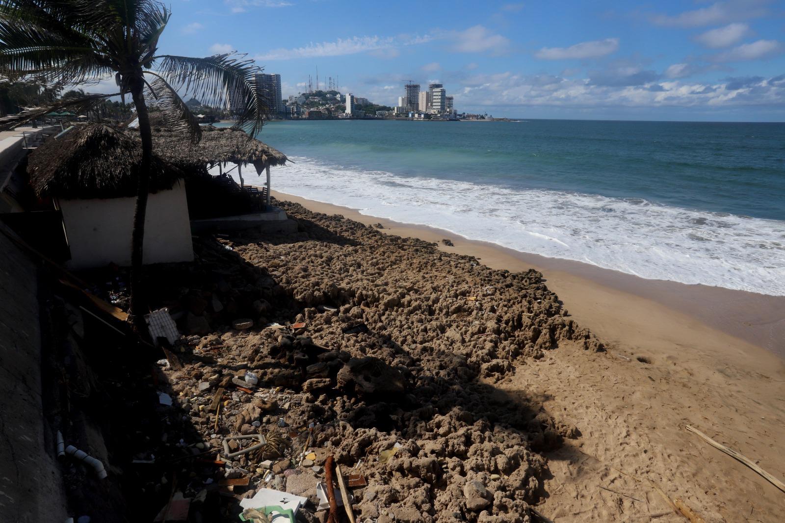 $!Playas han reducido de 30 metros a cero de frente, admiten palaperos de Mazatlán
