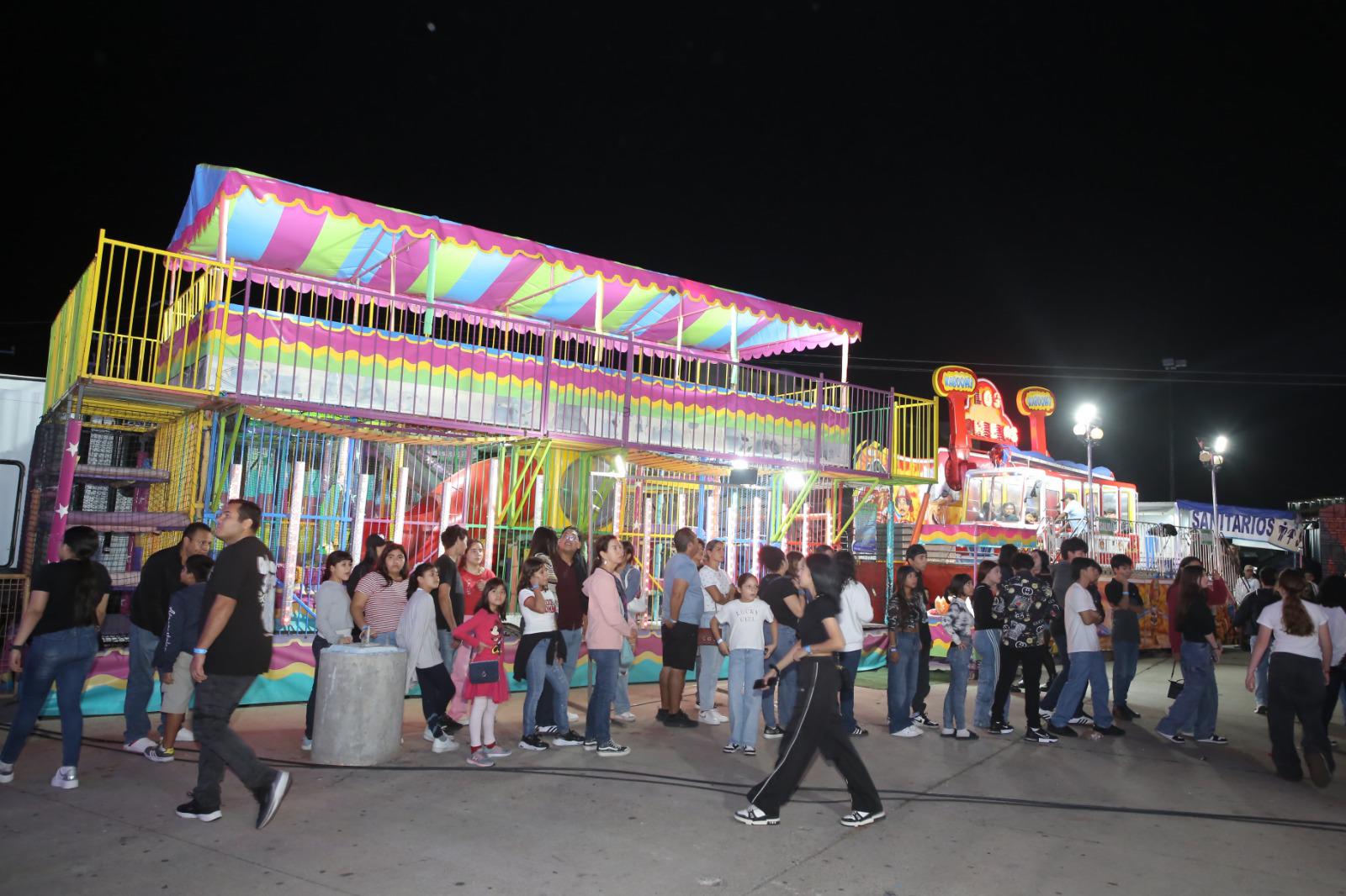 $!Disfrutan mazatlecos de una noche de diversión en el último día de la Expoferia Canaco 2025