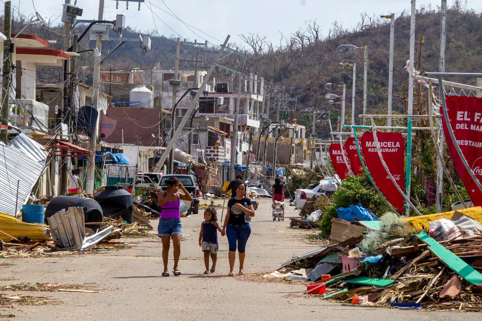 $!Pobladores de Puerto Marqués en busca de agua y comida, debido al desabasto. Comentaron en que las tiendas locales ya no hay productos.