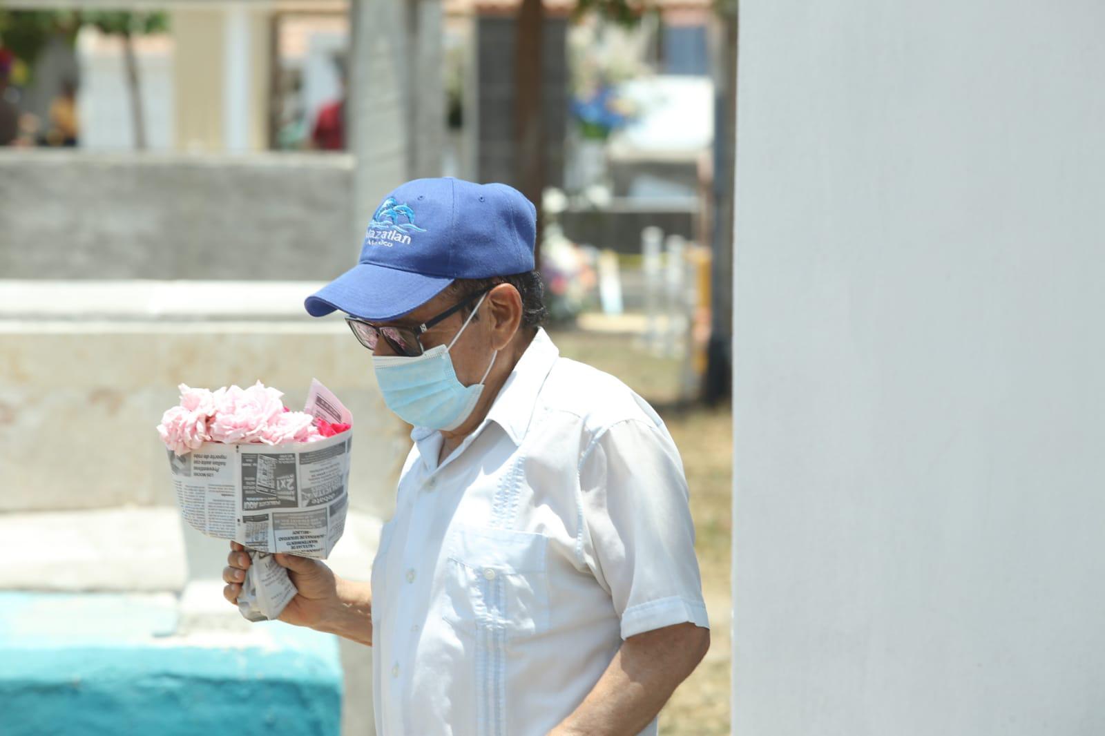 $!En este Día de las Madres, panteones en Mazatlán se llenan de visitantes