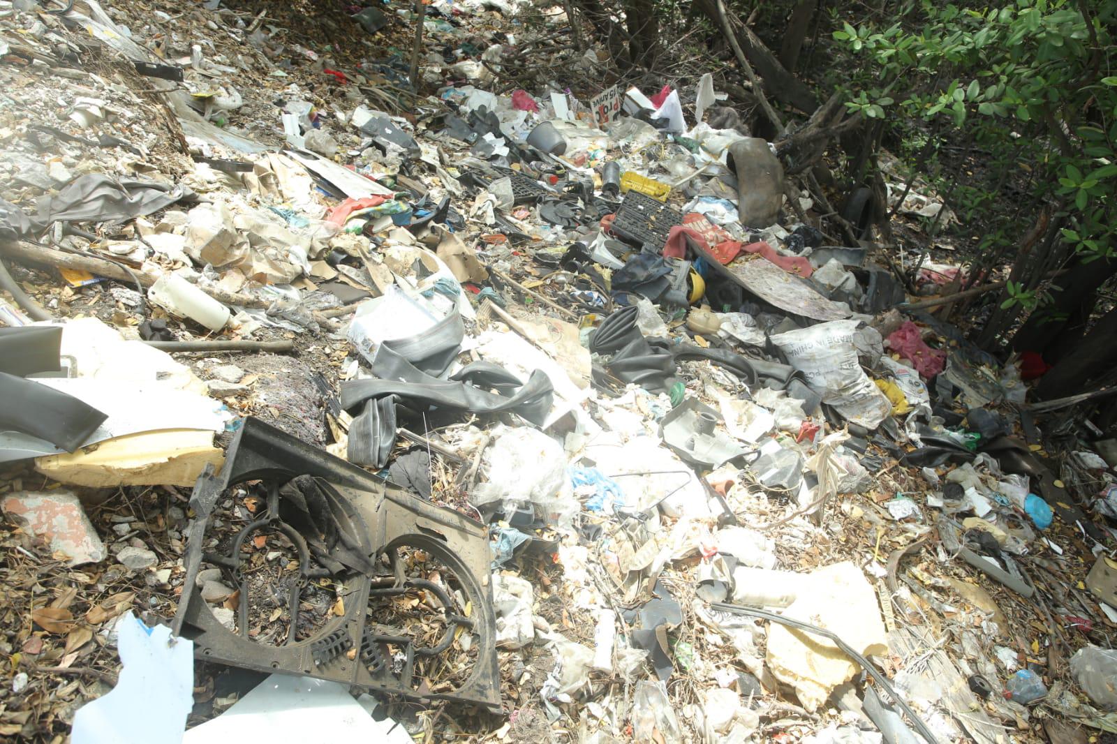 $!Acaban de limpiar y... ¡otra vez! están llenos de basura los márgenes del Estero del Infiernillo