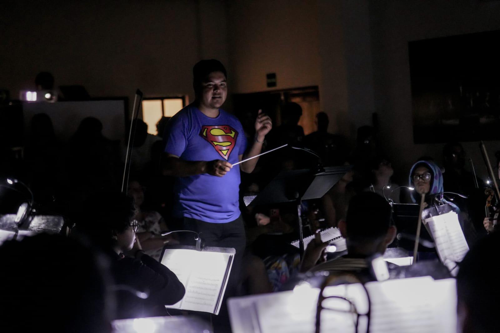 $!El maestro Juan Carlos Chavarría dirigió el espectáculo musical.
