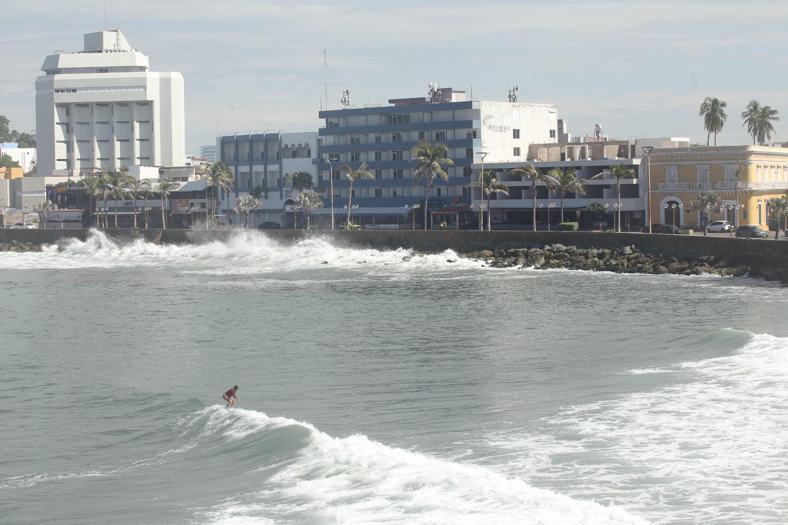 $!Reabren algunos accesos a playas de Mazatlán tras disminuir intensidad del oleaje