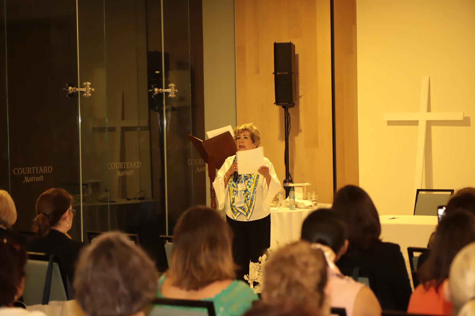 $!Lucy Calleros de Soto dirigió el Santo Rosario.