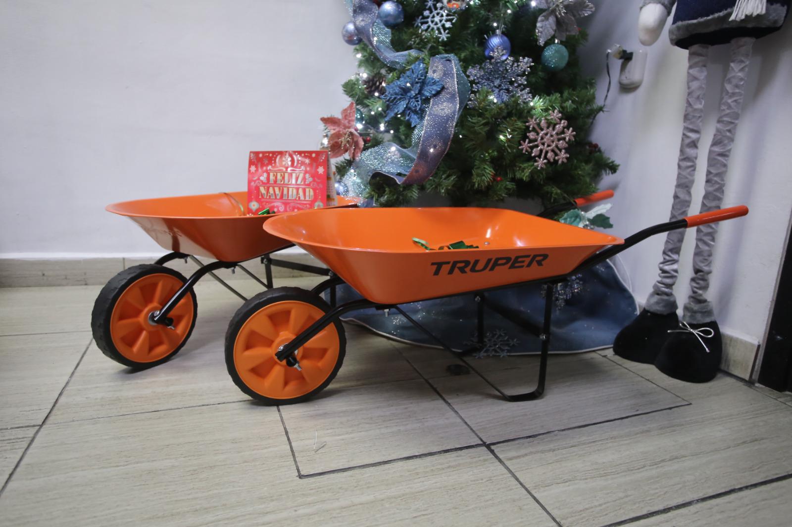 $!¡Listos para la construcción! Donan dos carretillas de juguetes a la campaña ‘Sé un Rey Mago’