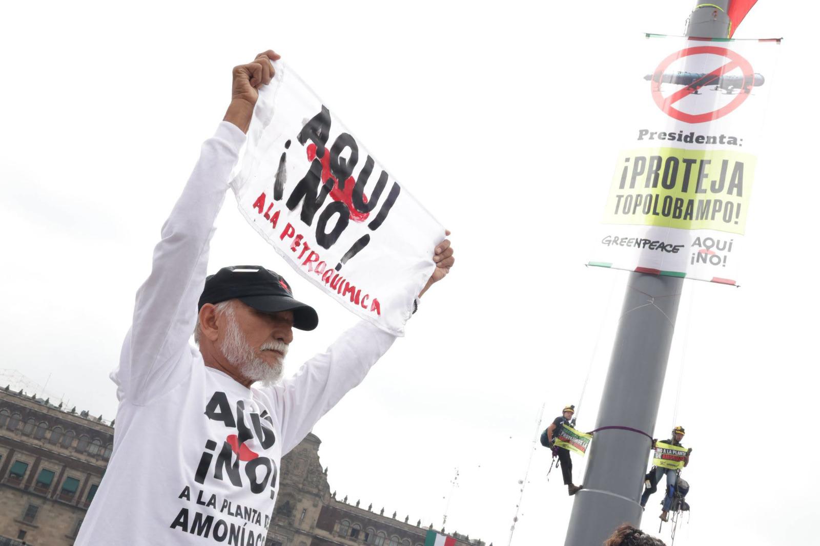$!Greenpeace escala asta bandera del Zócalo de la CDMX por planta de amoniaco de Topolobampo
