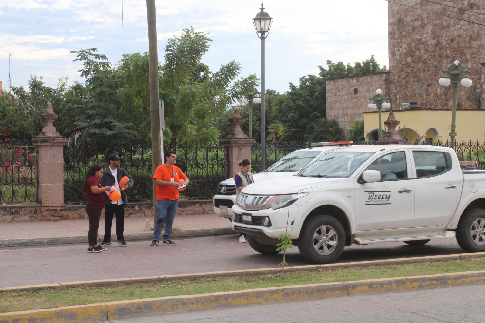$!Instituciones de Rosario pegan calcas por la no violencia contra mujeres, niñas y adolescentes