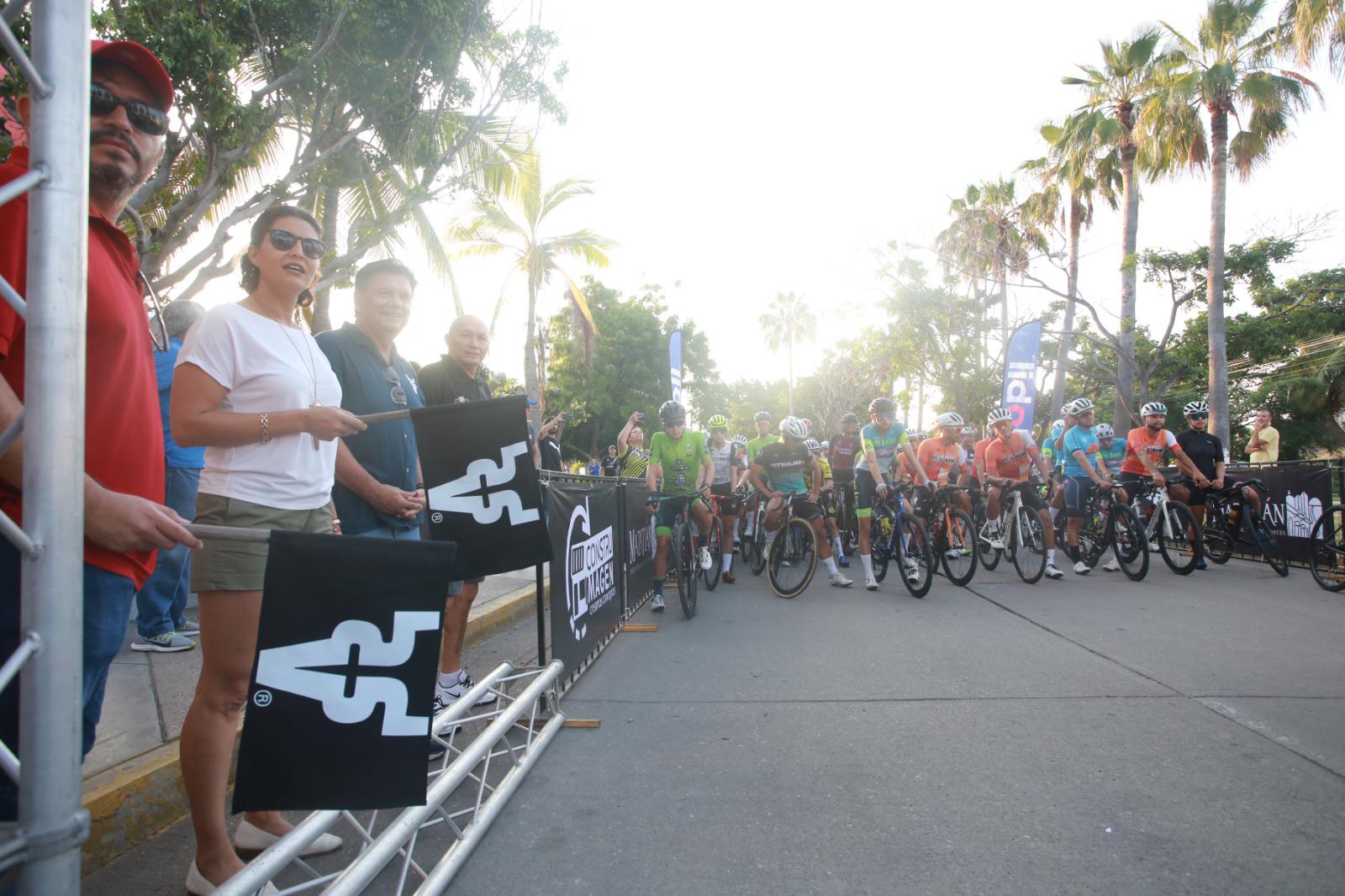 $!Parten ciclistas a conquistar la cumbre de Santa Rita