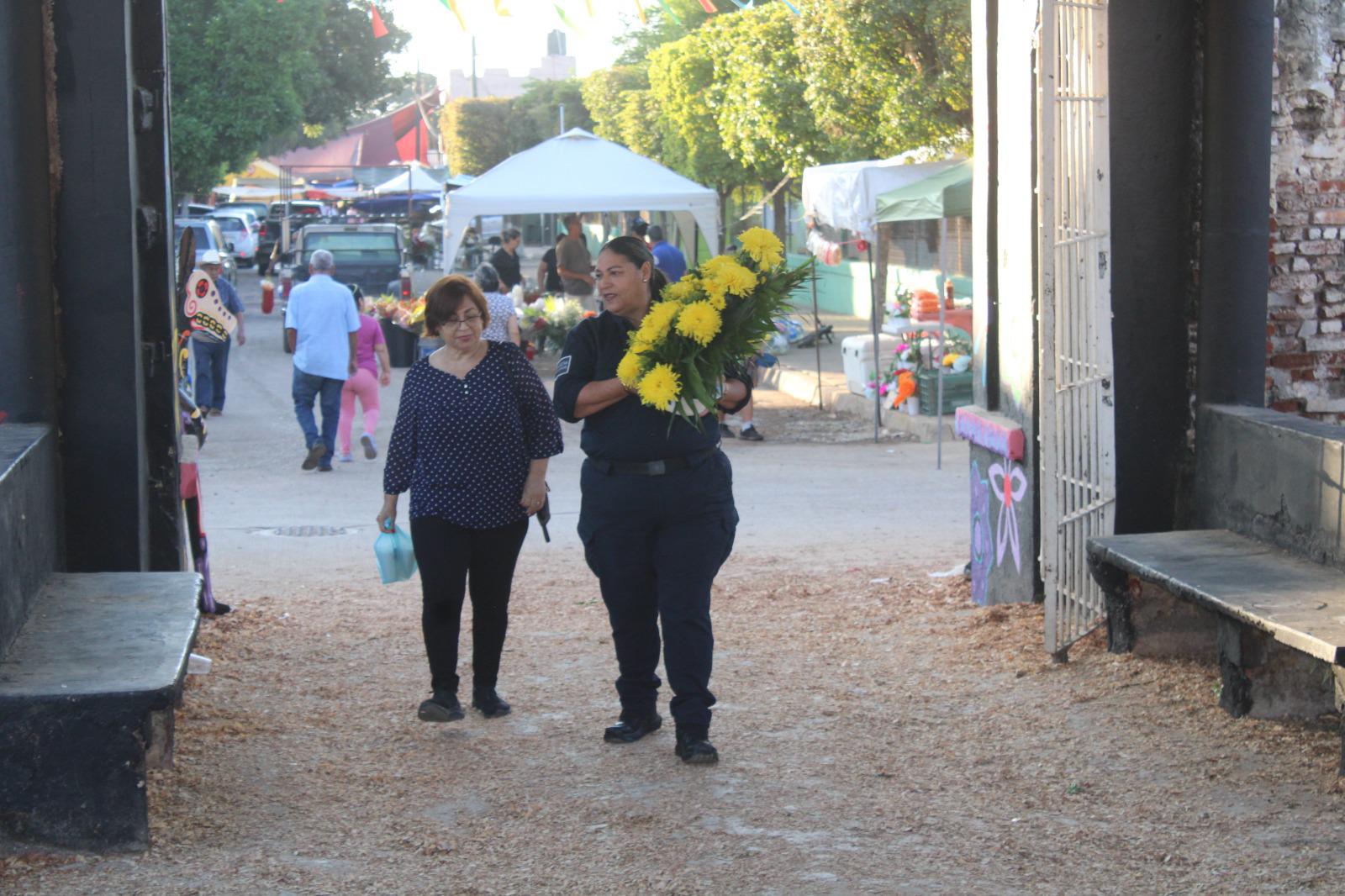 $!Panteón municipal de Rosario tiene concurrido Día de Muertos