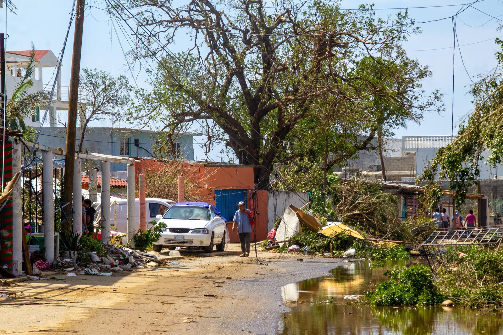 $!Para acceder a Puerto Marqués es complicado, las calles están llenas escombros, árboles derribados, láminas, carros arrastrados, colchones y agua y lodo.