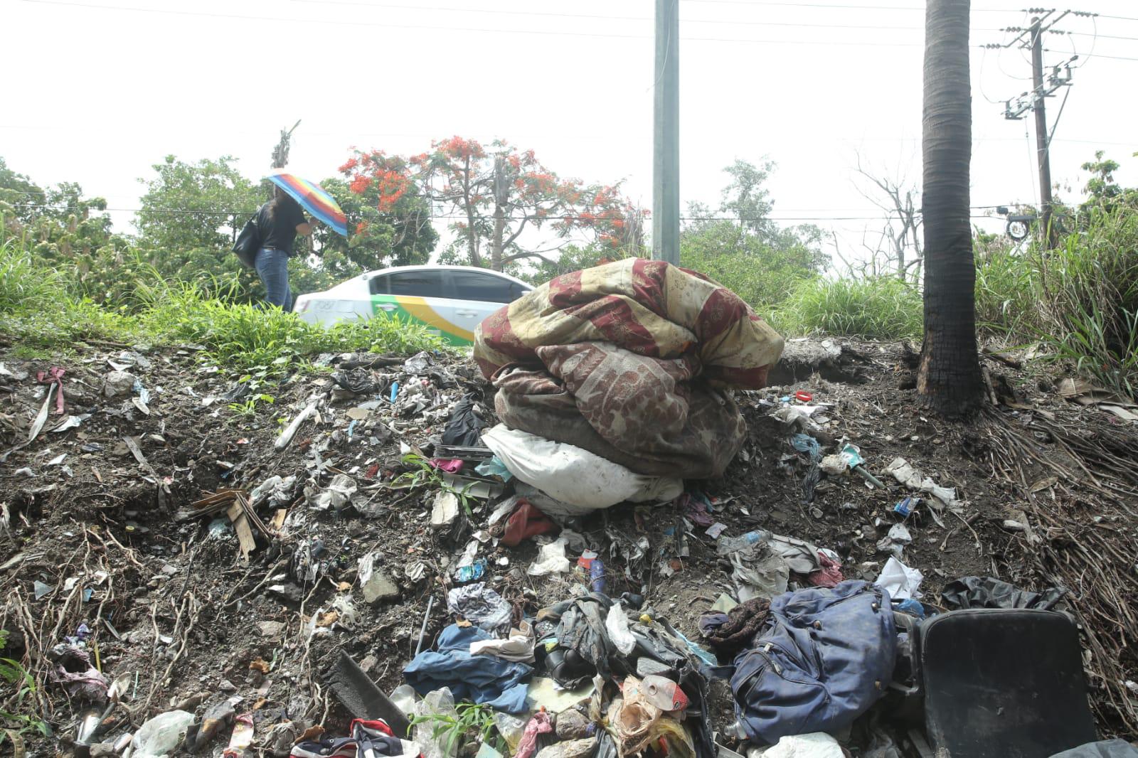 $!Acaban de limpiar y... ¡otra vez! están llenos de basura los márgenes del Estero del Infiernillo