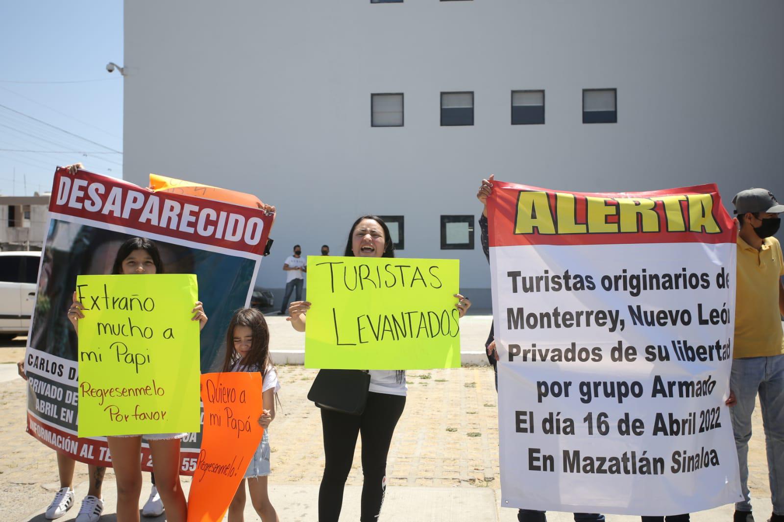 $!Familiares de jóvenes de Monterrey privados de la libertad en Semana Santa en Mazatlán exige aparezcan sanos y salvos