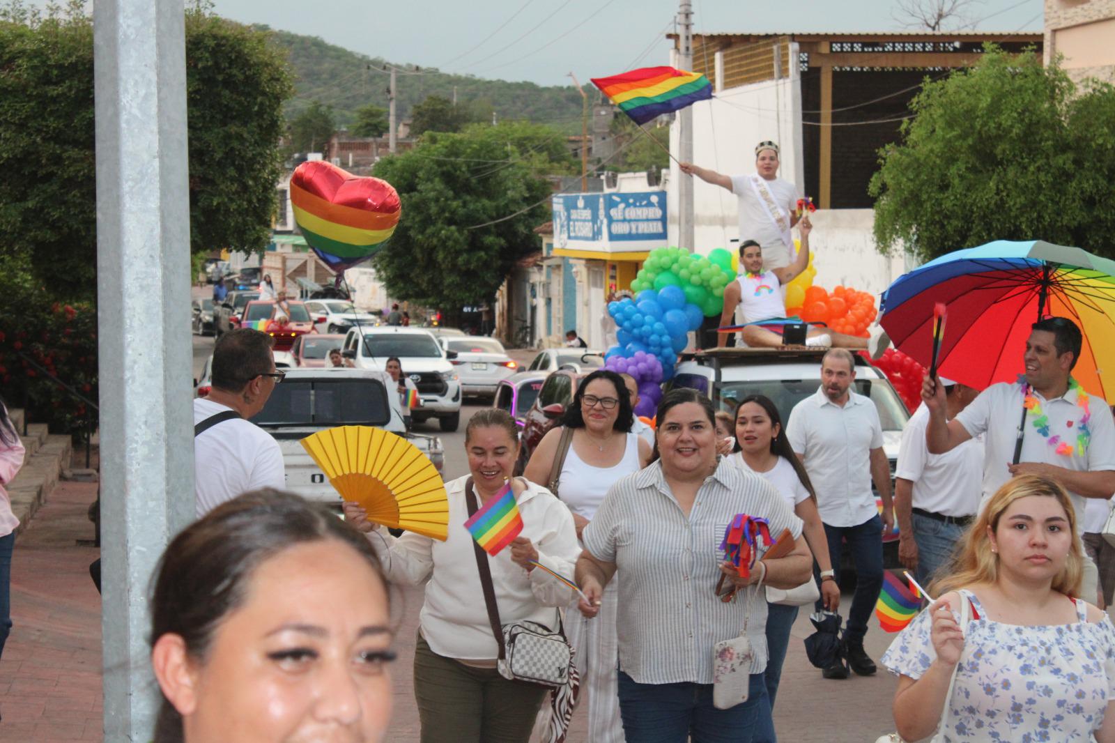 $!Marcha LGBT+ en Rosario se viste de blanco en memoria de víctimas de crímenes de odio