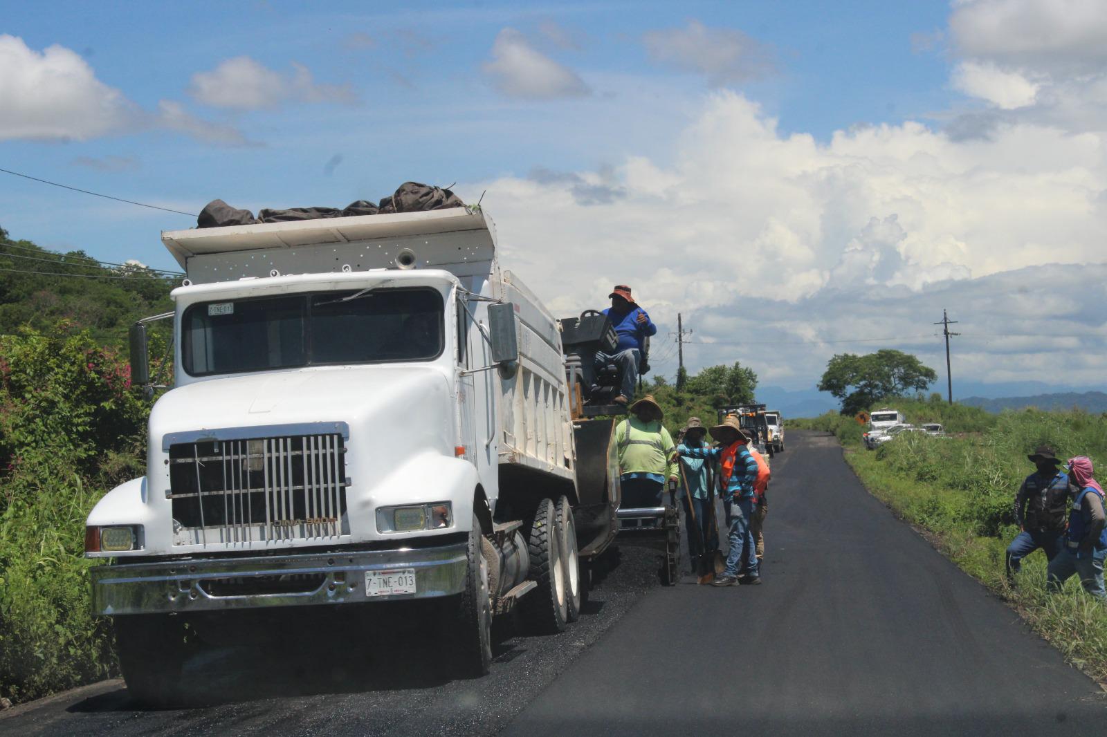 $!Obras Públicas atiende puntos críticos de baches en la ciudad y carretera de Rosario