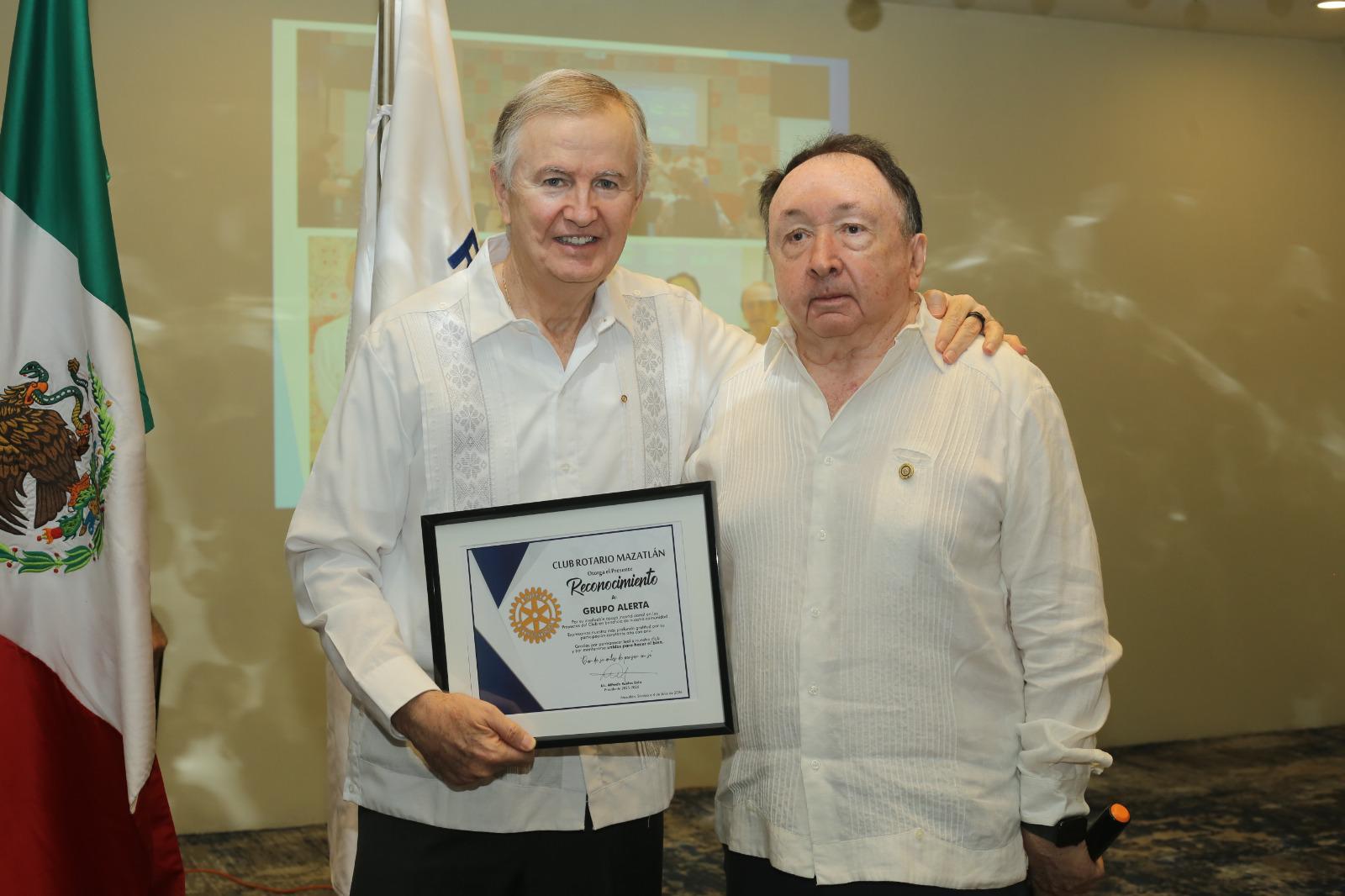 $!Rodolfo Madero recibe reconocimiento de parte de alfredo Ruelas