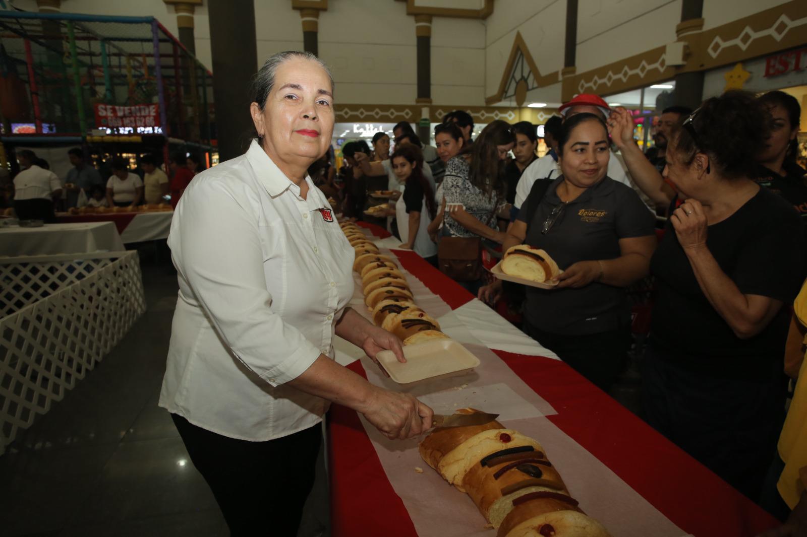 $!Casa Ley del Mar endulzó a sus clientes con mega rosca y chocolate, en el Día de Reyes