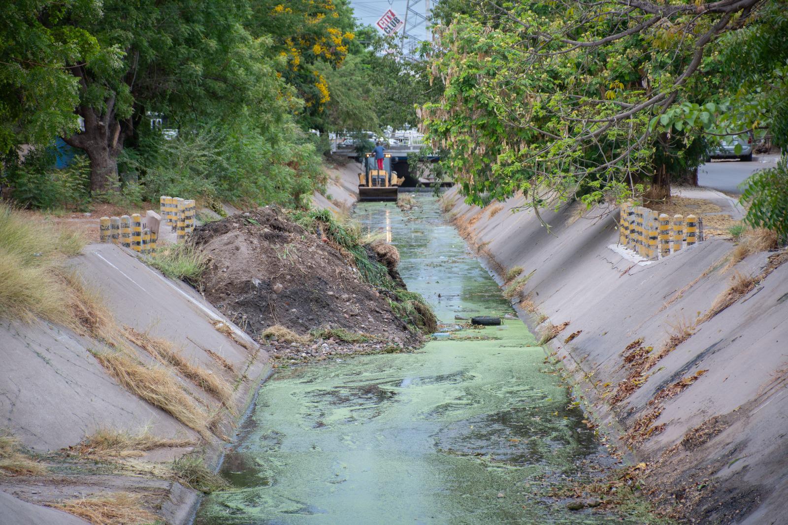 $!Refuerzan limpieza y desazolve en arroyos y canales de Culiacán ante temporada de lluvias