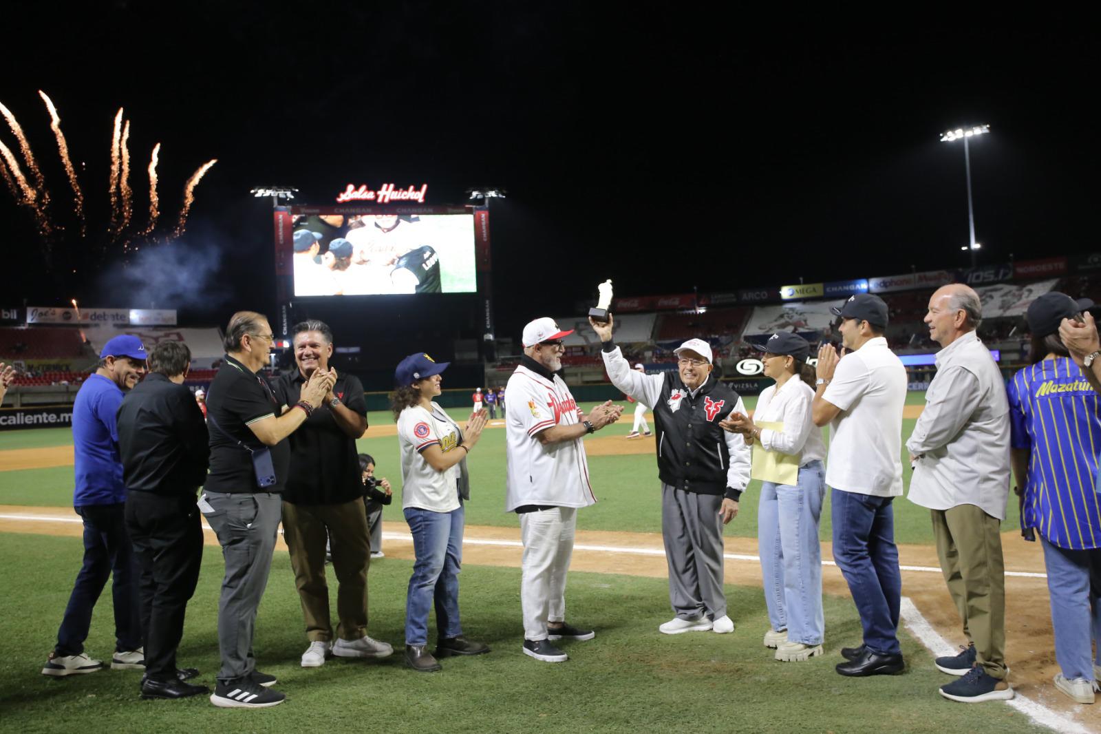 $!El empresario atunero Leovi Carranza recibe homenaje en el Estadio Teodoro Mariscal
