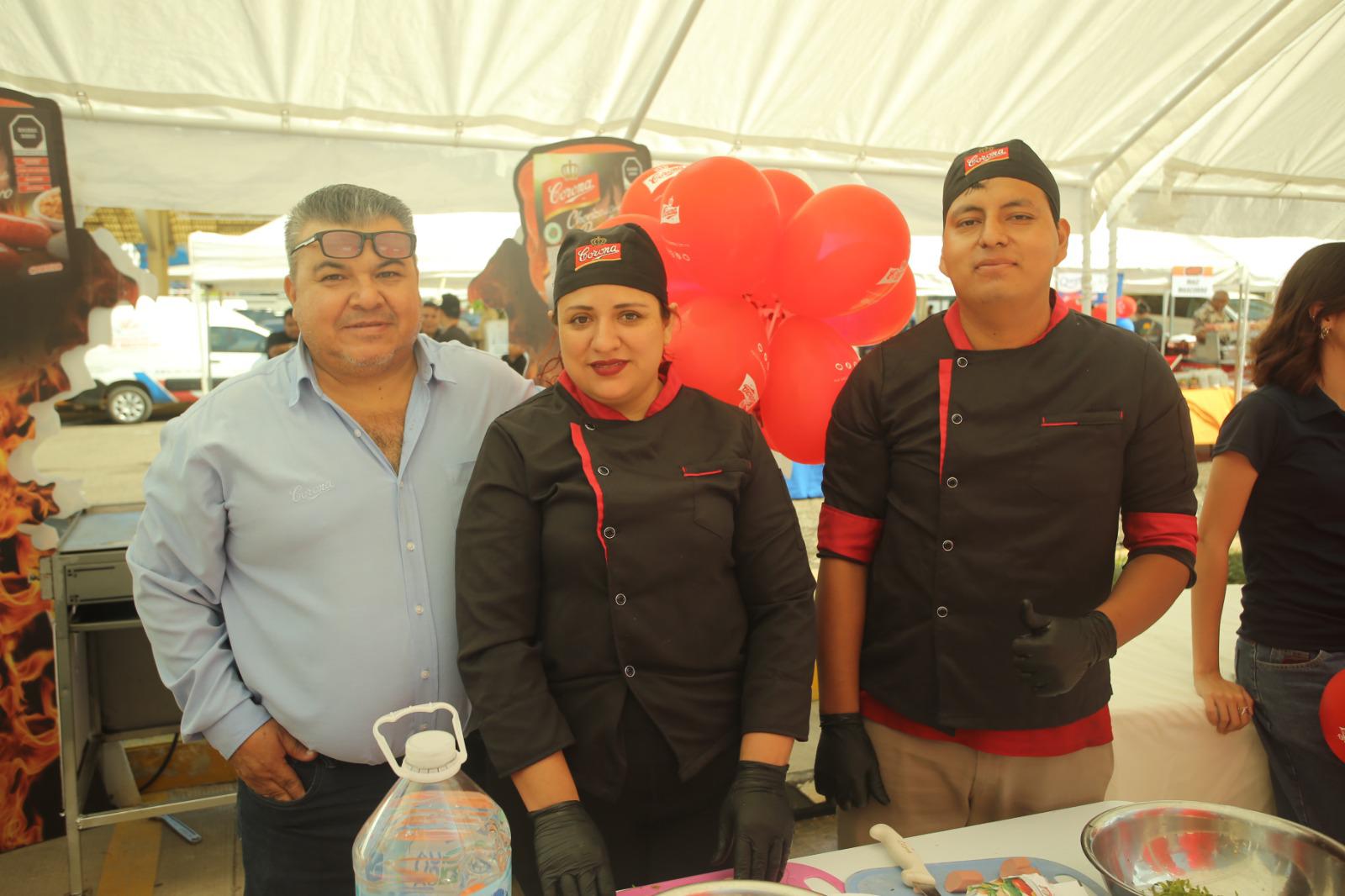 $!Alfonso Delgado, Yolanda Banderas y Jonathan González, de Corona Embutidos.