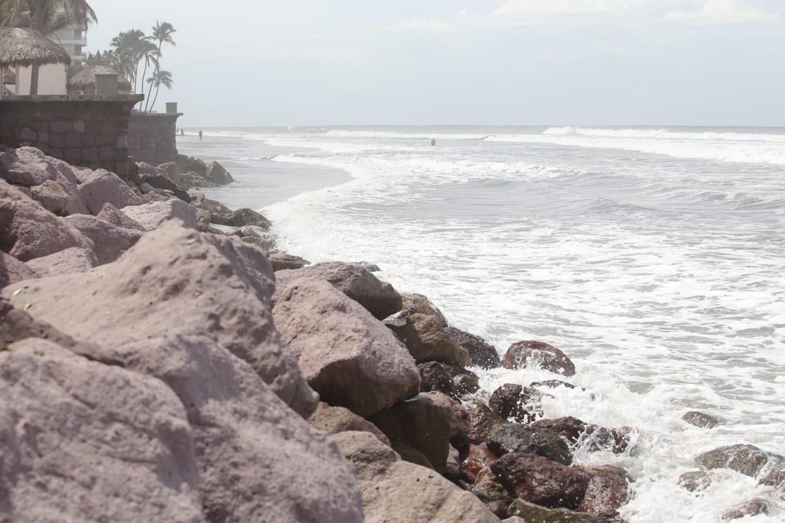 $!El oleaje provocado por ‘Kay’ en Mazatlán se vuelve un espectáculo