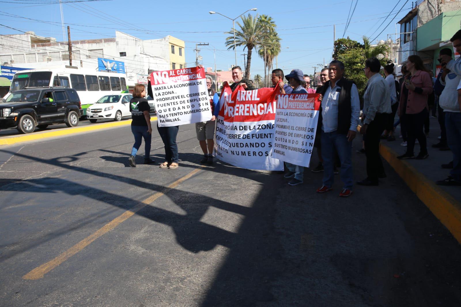 $!Carril preferencial en Mazatlán mata la economía, denuncian comerciantes de la Juan Carrasco