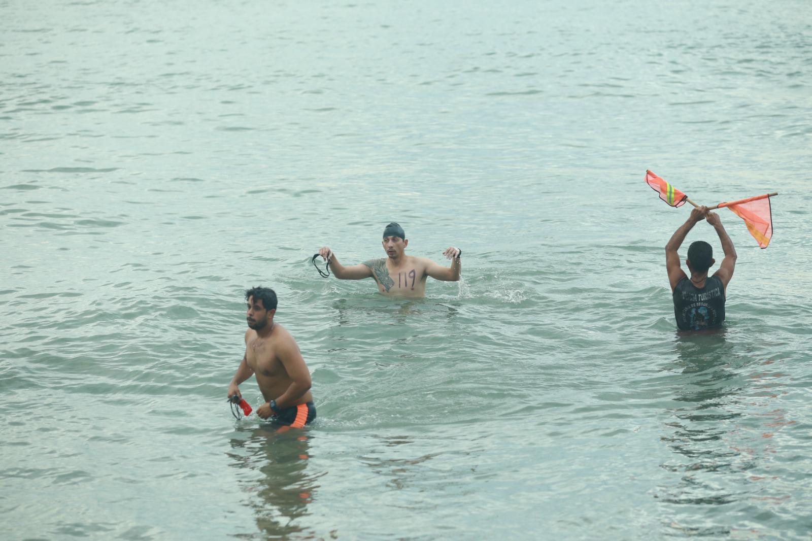 $!Tritones se dan cita en Playa Norte para la última Puntuable de nado de 2023