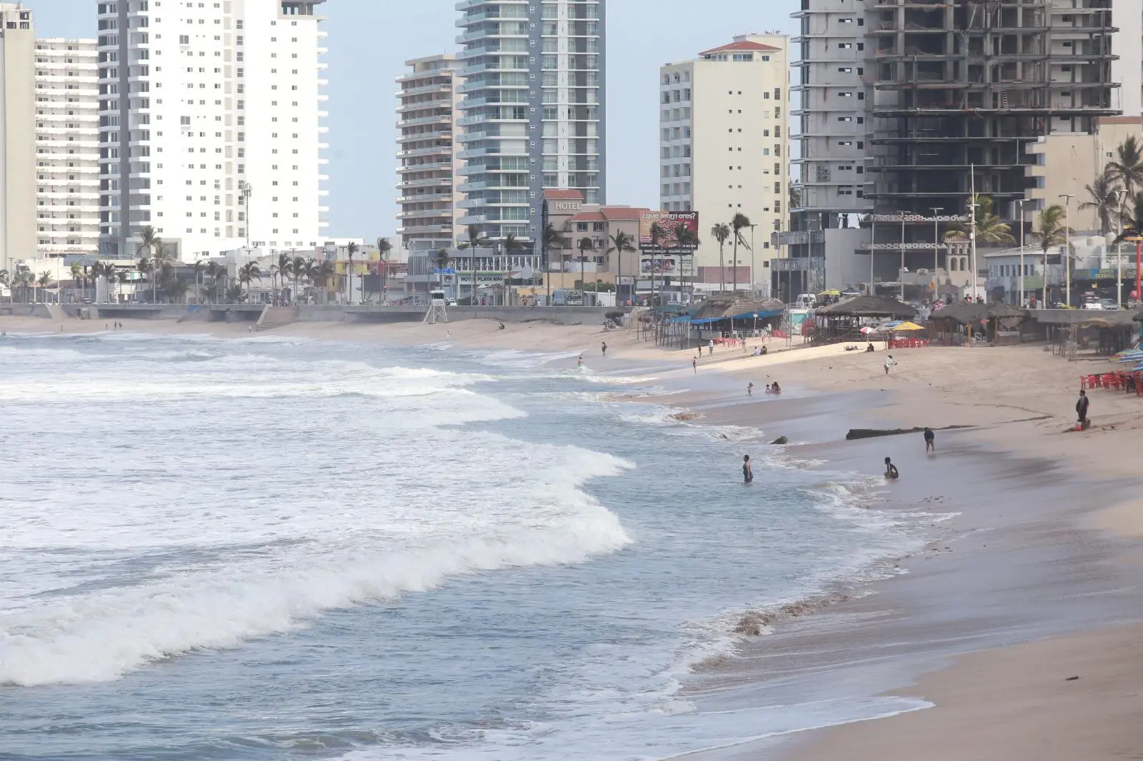 $!Mar de fondo persiste este domingo en Mazatlán; salvavidas extreman precauciones