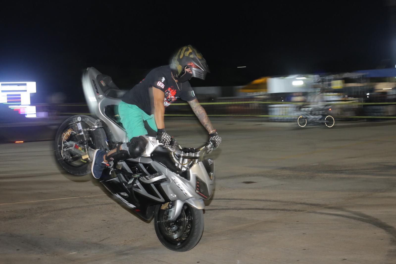 $!Muestran los ‘Locos Riders’ grandes acrobacias en la exhibición de Globo de la Muerte