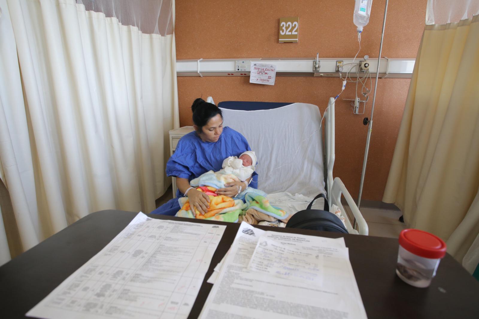 $!Primer bebé del 2024 en Mazatlán nació en el Hospital General; es niño