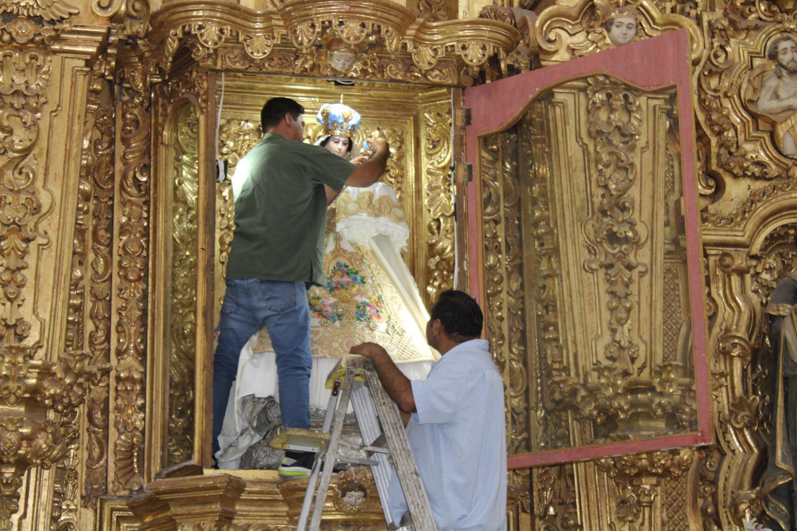 $!Visten a la Virgen del Rosario de blanco y con flores por el inicio del mes de María