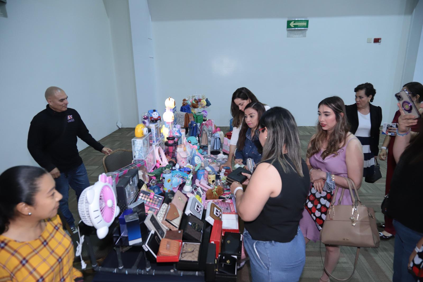 $!Los asistentes tuvieron la oportunidad de adquirir artículos en los stands que se colocaron en el lugar.