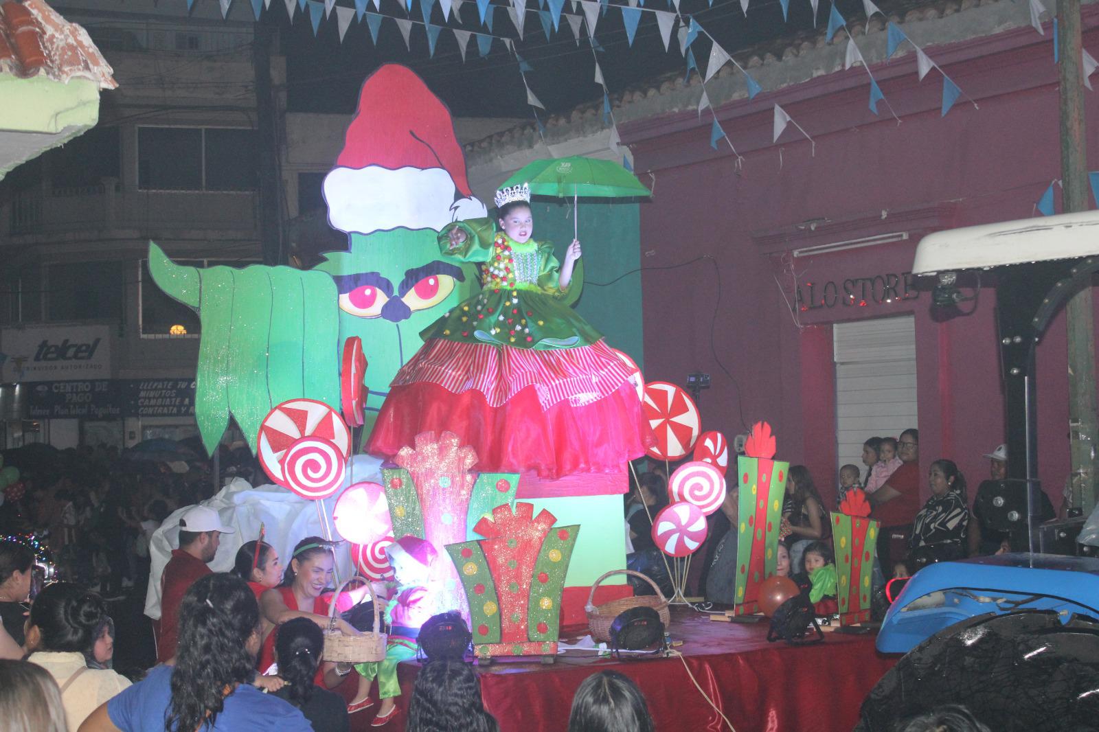 $!Lluvias no frenan desfile de luces y gala navideña en Rosario