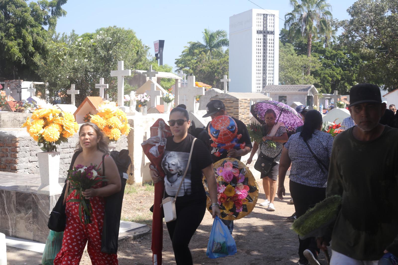 $!Mazatlecos mantienen viva la tradición del Día de Muertos en los panteones