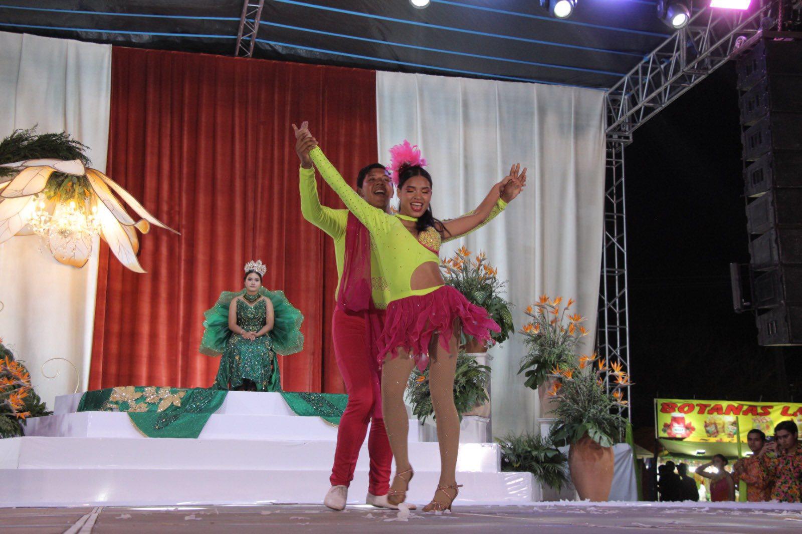 $!Isabella I es coronada Reina de los Juegos Florales de la Feria de la Primavera en Rosario