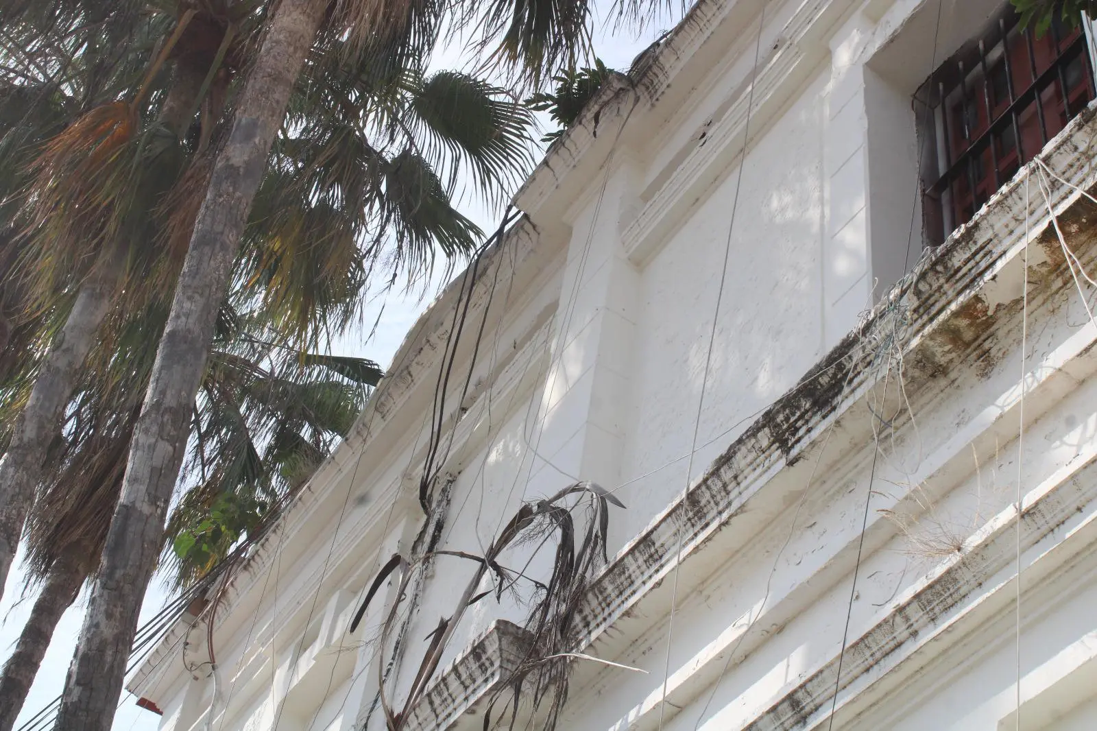 $!Decoran fachada del Ayuntamiento de Rosario; olvidan malas condiciones del resto del edificio