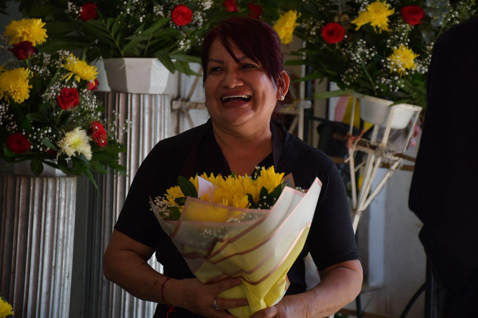 $!Cae la venta de flores amarillas en el Mercado de las Flores de Culiacán