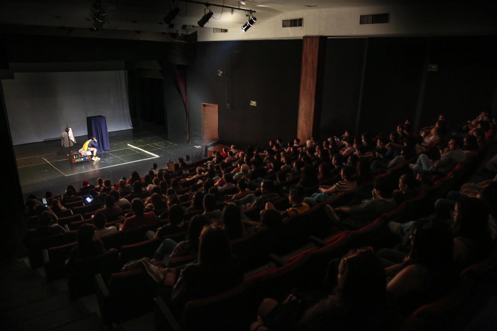 $!El público disfrutó de la puesta.